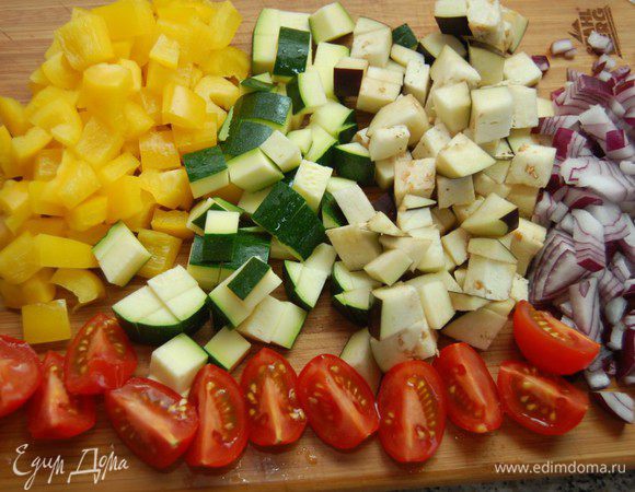 Куриное филе (у меня была нога домашней курицы) нарезать кубиком со стороной примерно 2см. Мясо я предварительно подмариновала в смеси соевого и устричного соуса и перца буквально 20 минут. 
Подготовить продукты. Черри нарезать четвертинками, остальные овощи  примерно одинаковым средним кубиком, лук – чуть помельче, чеснок – совсем мелко
