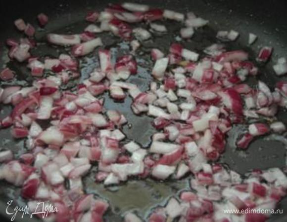 Ставим сковородку на огонь выше среднего и начинаем обжаривать овощи.  Вначале лук, 