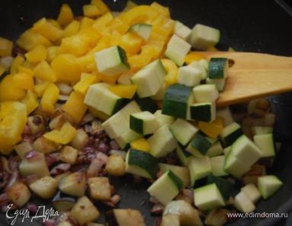 Минуты через 4 (не забываем помешивать содержимое сковороды) добавить перец и цукини. Подержать на сковороде около 2-х минут, добавить томаты, еще минутку и снять с огня. Выложить в тарелку У меня к этому моменту томатов не осталось (Кира все слопала).