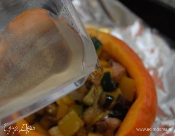 Выкладываем курино-овощную смесь в тыкву и поливаем куриным бульоном (этот пункт можно опустить, если вы не любите вкусную подливку), накрываем крышкой, ставим тыкву в противень и выпекаем при температуре 180С около 40 минут. 