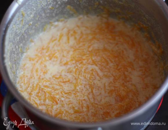 Яйцо с сахаром взбиваем добела, добавим сливочное масло и еще раз взбиваем (недолго).
 Введем к яйцам остывшую тыквенную массу.