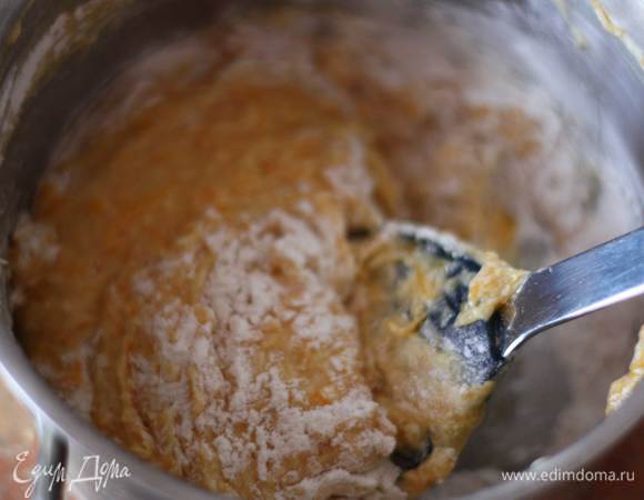 И постепенно в несколько приемов добавим муку со специями. Все перемешаем до однородности.