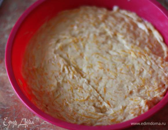 Духовку разогреем до 170 градусов. Тесто выльем в форму примерно 18-20 см (не больше, или в форму для кекса) и будем выпекать 20-25 минут. Корж остудим. 