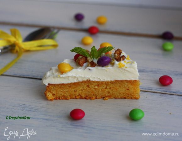 Намазываем на остывший коржик и украшаем по вкусу. Я посыпала грецкими орешками, кокосовой стружкой и конфетками. И традиционно разрез)))) 