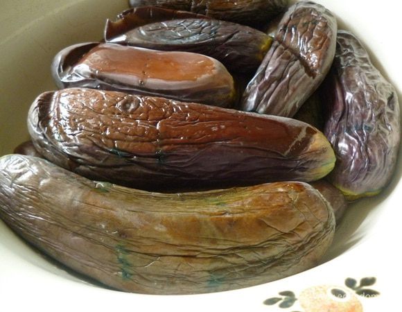 Баклажаны вымыть, удалить плодоножку, каждый наколоть вилкой в нескольких местах. В кастрюле вскипятить воду, добавить соль, бланшировать баклажаны в рассоле 5 минут.