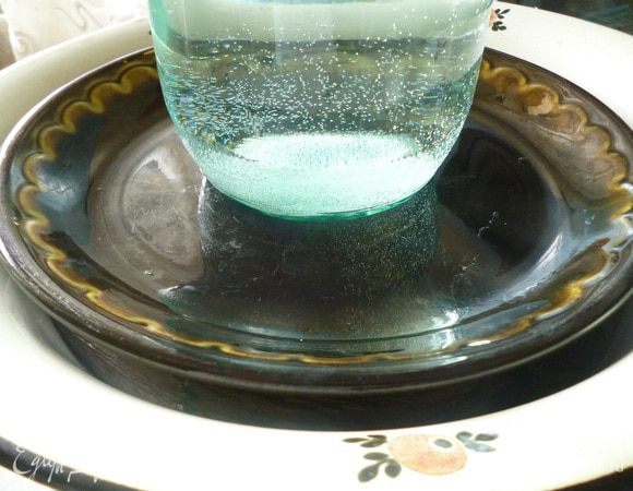 Достать баклажаны из кастрюли, сложить в миску, сверху накрыть крышкой или тарелкой, поставить небольшой груз, оставить на 1 час, чтобы ушла горечь.