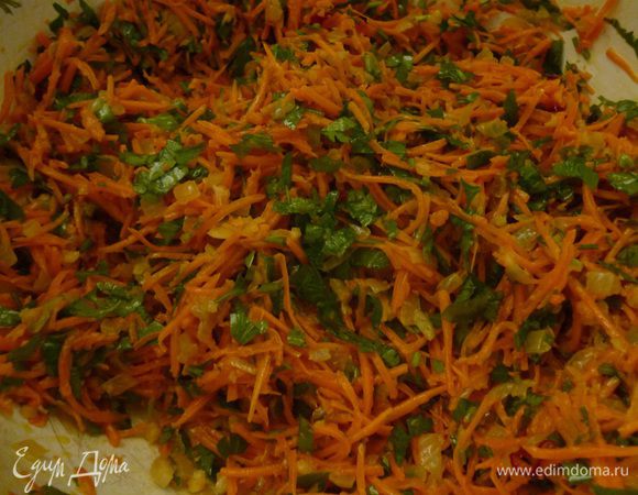 Тыкву почистить, натереть на терке для корейской моркови, лук нарезать мелким кубиком, горький перец и зелень петрушки нарезать мелко. Лук слегка обжарить на растительном масле на небольшом огне, остудить. Добавить к натертой тыкве. Добавить нарезанную зелень, горький перец, пропущенный через пресс чеснок, соль, сахар, лимонный сок, перемешать.