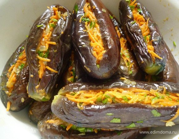 В каждом баклажане сделать надрез-кармашек, плотно нафаршировать тыквенной смесью.