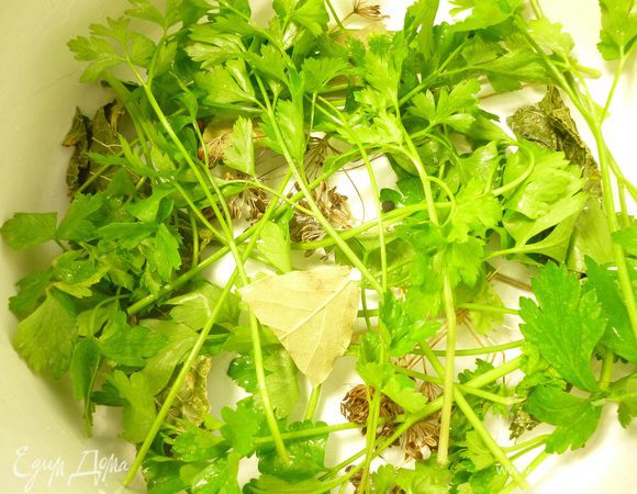 На дно кастрюли выкладываем веточки петрушки, укропа,сельдерея, 2-3 лавровых листика, несколько горошин черного перца, листик хрена.