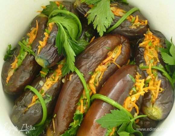 Каждый баклажан обернуть веточкой сельдерея. Выкладываем нафаршированные баклажаны срезом вверх, на баклажаны выкладываем снова веточки зелени, накрываем крышкой или тарелкой и сверху ставим небольшой груз. Оставить при комнатной температуре на 2 дня для квашения. Затем переложить баклажаны в контейнер или банку и убрать в холодильник. Приятного вам аппетита!