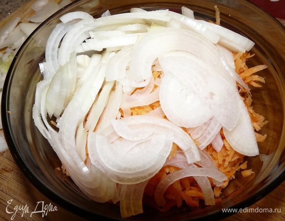 Тем временем подготовьте начинку. Тыкву натрите на крупной терке, лук нарежьте тонкой соломкой и помните немного руками. Смешайте лук с тыквой, слегка посолите.