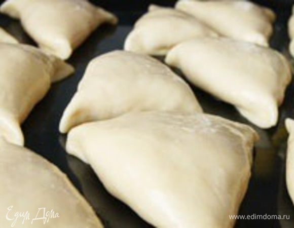 Смажьте поверхность яйцом и посыпьте черным кунжутом. Выпекайте при температуре 210–220°C до румяной корочки.