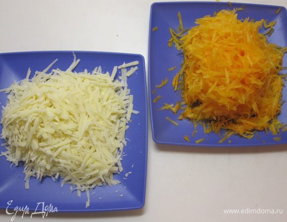 Тыкву и сыр натереть на крупной терке.