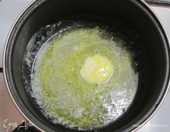 Приготовить соус бешамель. Для этого масло растопить в сотейнике.