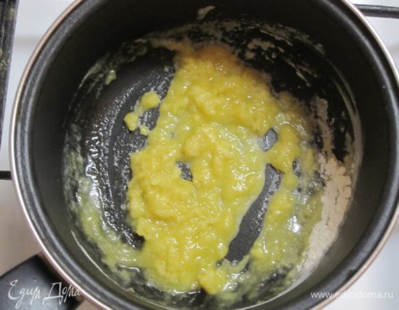 Добавить муку и подрумянить до золотистого цвета.