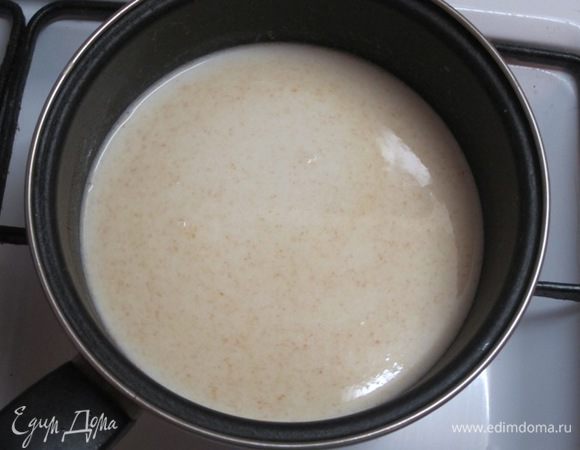 Затем влить молоко, и, при помешивании, довести до кипения.