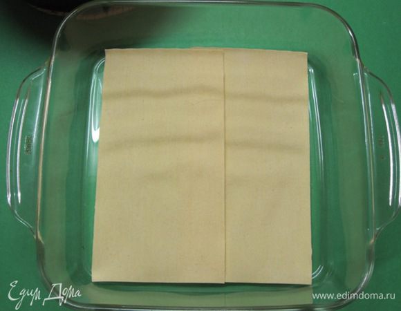 На дно формы выложить 2 листа лазаньи.