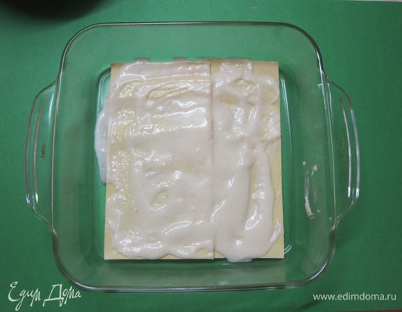 Полить 2-3 столовыми ложками соуса.