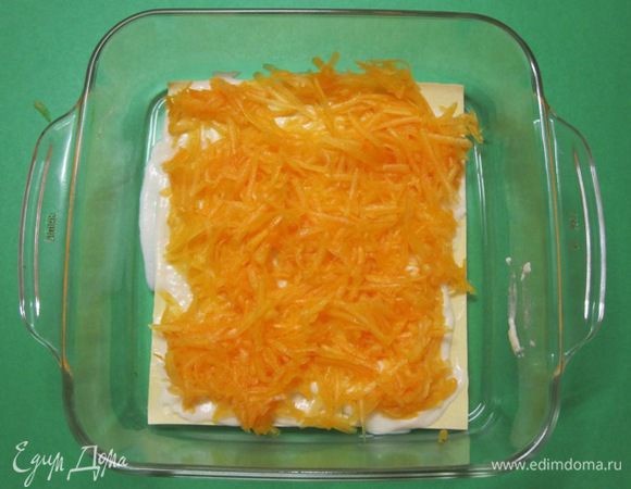 Распределить тертую тыкву.