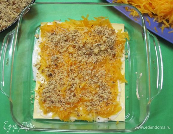 Посыпать рублеными грецкими орехами...