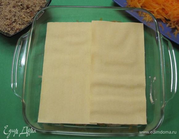 Таким образом выложить все слои лазаньи.