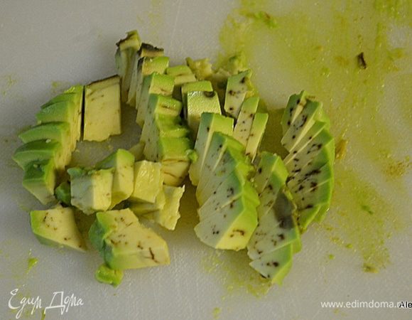 Очистить авокадо. Два выложить в блендер, третий нарезать для супа отдельно.
