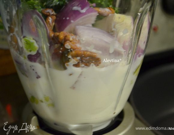 Добавить в блендер кефир не жирный 2 стакана, орех грецкий или пекан 1/3 стакана, подсушенный, зелень петрушка или укроп по 1/3 стакана, порезанный красный лук 1/3 стакана, красный винный уксус, 1 стол.л, соль, плюс 1 стакан воды. Оставить несколько орехов для украшения.
Все взбить в режиме пюре.