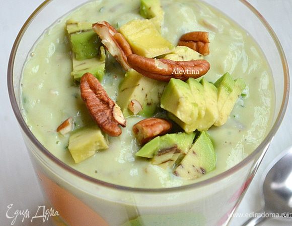 Поделить суп на 4 порции. Подаем с орешками сверху украсив и авокадо. Приятного аппетита.