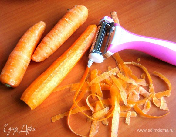 Очистим среднюю морковку...