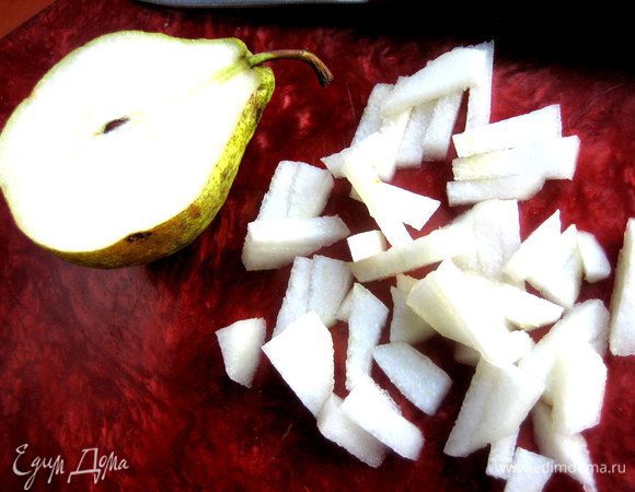 Грушу очистим и нарежем соломкой.