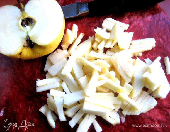 Яблоко (у меня половинка большого) тоже порубим соломкой.