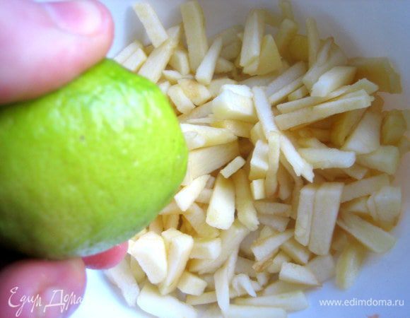 Отправим к груше и тоже сбрызнем соком.