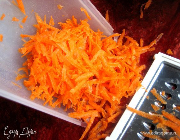 Морковь натираем на средней тёрке.
