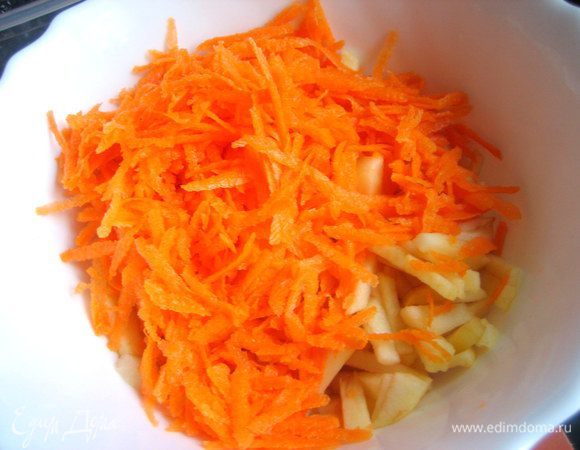 Высыпаем к фруктам.