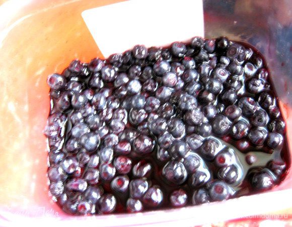 Замороженную чернику заранее размораживаем...Конечно,лучше взять свежую))) Я не стала перемешивать её в салате, чтобы не помять... лучше посыпать сверху!