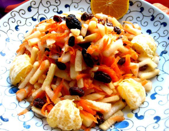 Перемешиваем,оставляем на пару минут для выделения сока и выложим на блюдо.