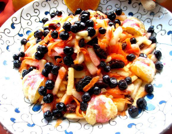 Украшаем кусочками мандарина и черникой сверху.