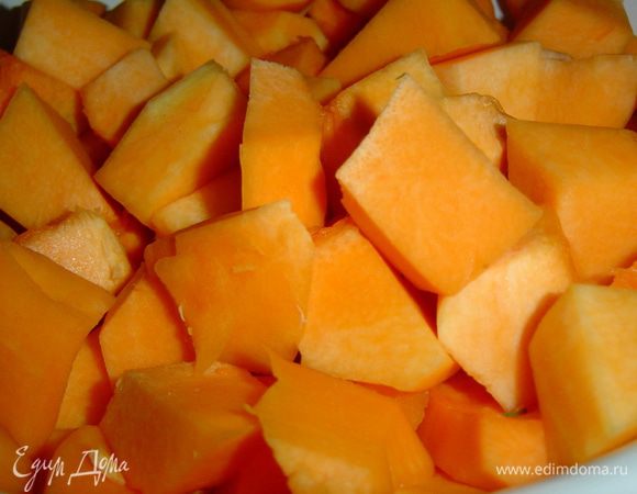 Тыкву очищаем, нарезаем небольшими кубиками.