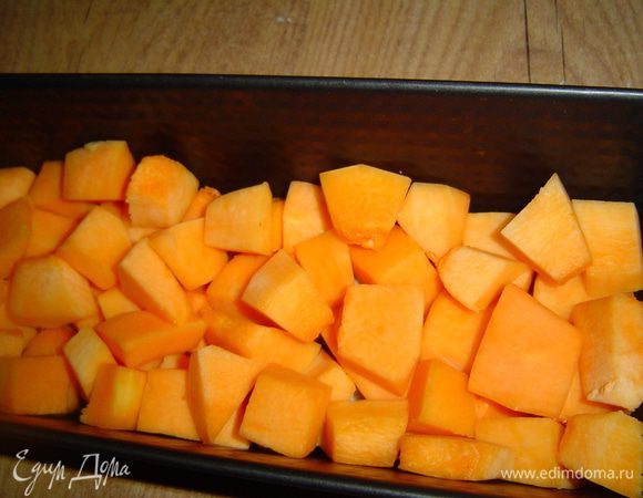 сверху кладем тыкву, поливаем оливковым маслом, посыпаем базиликом и отправляем в духовку, нагретую до 180 гр., на30-35 минут(до готовности тыквы).