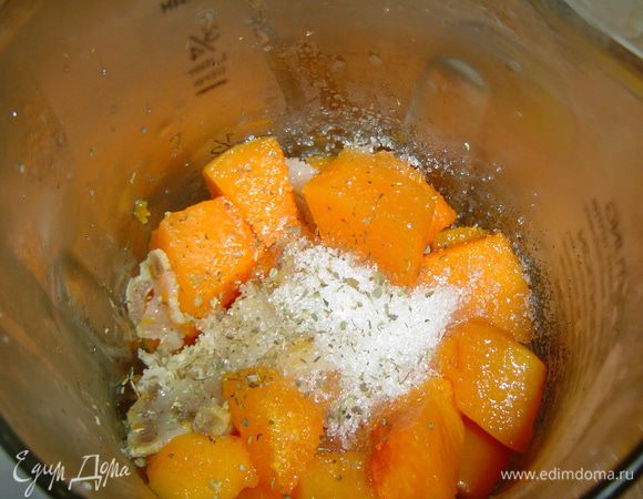 Запеченную тыкву вместе с беконом кладем в чашу блендера, добавляем сахар, мускатный орех и измельчаем до состояния пюре. 