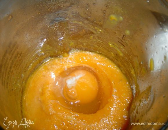 Затем добавляем яйца, соль, перец и опять взбиваем.