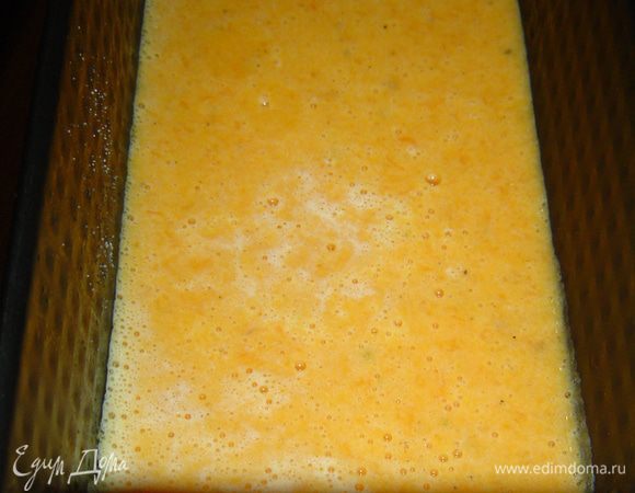 Полученную массу перекладываем в форму и отправляем в духовку на 40-45 минут.