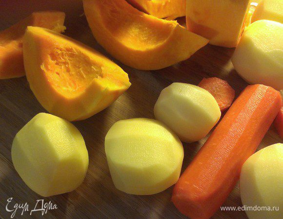 Порезать овощи крупными кусочками. В кипящую воду с добавлением лаврового листа и черного перца горошком положить тыкву и бульонный кубик. Через минут 5 добавить картофель и морковь и отваривать это все до готовности примерно еще 10 минут.