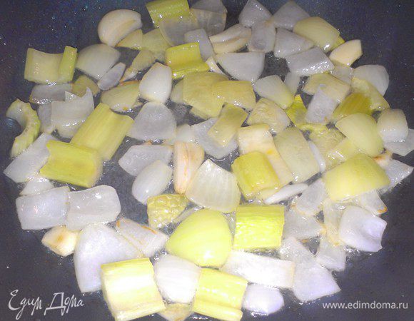 На растительном масле пассеровать крупно нарезанный лук и сельдерей с чесноком.