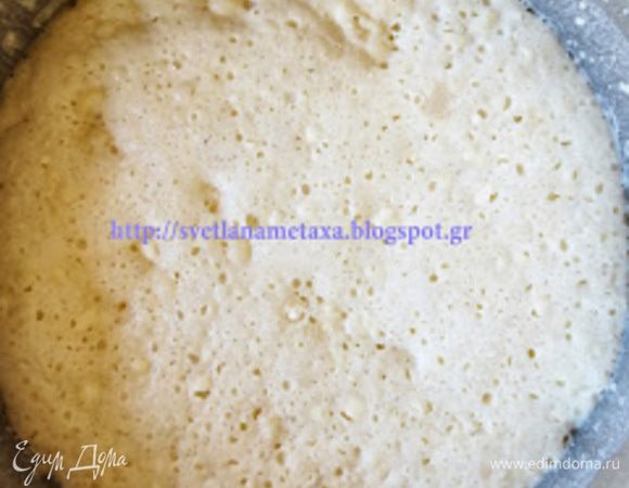 Молоко наливаем в маленькую кастрюлю, слегка нагреваем, добавляем дрожжи и сахар. Закрываем и оставляем на полчаса в теплом месте
