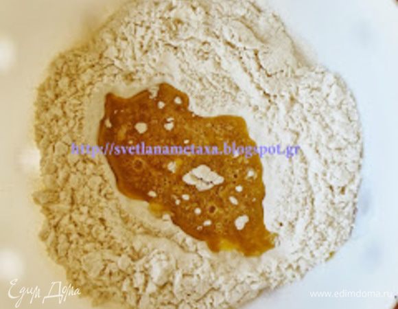 Муку просеиваем, делаем углубление,добавляем растопленной сливочное масло, яйцо и опару
