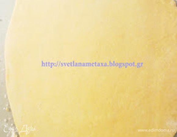 Раскатываем лист овальной формы
