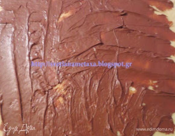 Смазываем поверхность листа шоколадной пастой
