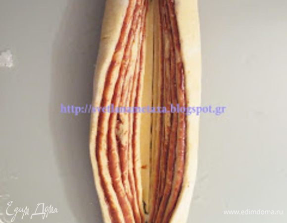 Разрезаем рулет вдоль по длине  на две части
