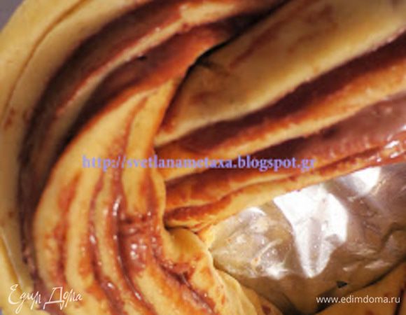 Переплетаем их между собой и сворачиваем в кольцо
